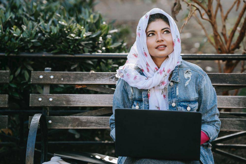 ilustrasi perempuan memangku laptop (pexels.com/Keira Burton)