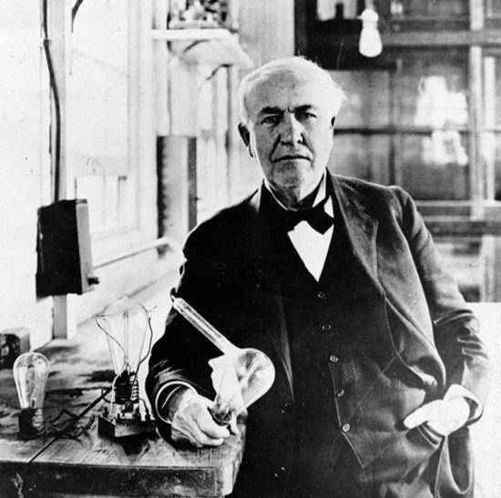 potret Thomas Edison (1847–1931) dengan bola lampu pijar ciptaannya dari tahun 1883 (dok. National Archives and Records Administration/Unknown photographer)