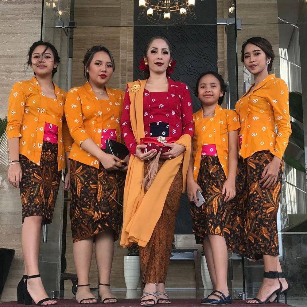 Kebaya Keluarga Ari Lasso (instagram.com/vitta.dessy)