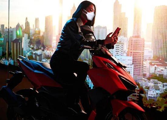 Begini Cara Aman Mengisi Baterai Ponsel di Sepeda Motor