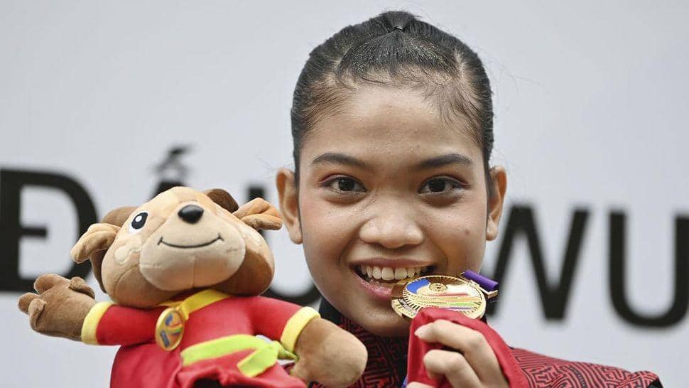 Mahasiswa UNAIR, Alisya Mellynar saat berhasil meraih medali emas di ajang Sea Games. (dok. Universitas Airlangga)