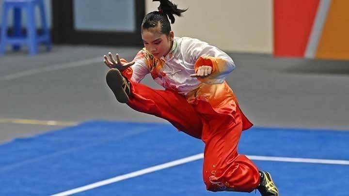 Mahasiswa UNAIR, Alisya Mellynar saat berhasil meraih medali emas di ajang Sea Games. (dok. Universitas Airlangga)