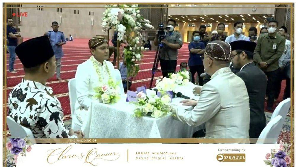 Akad nikah Masayu Clara dan Qausar Harta Yudana. (Youtube.com/Masayu Clara)