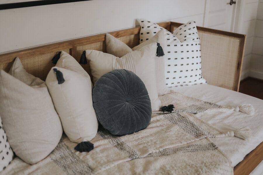 bantal dekoratif (meganbellmade.com)