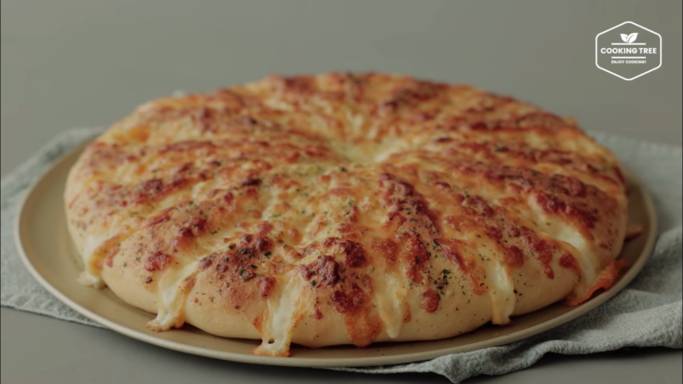garlic cheese bread (dok. youtube.com/Cooking tree 쿠킹트리)