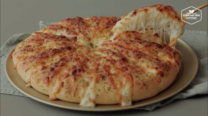ilustrasi kudapan garlic cheese bread (dok. youtube.com/Cooking tree 쿠킹트리)