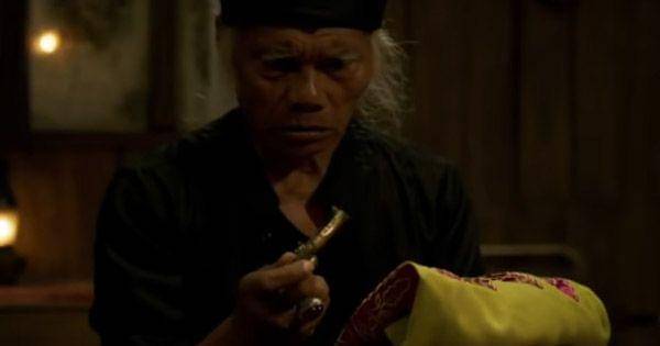 Mbah Buyut memegang dua pusaka milik Badarawuhi  ( Dok. MD Pictures / KKN di Desa Penari )