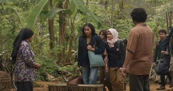 Ayu dan kelompoknya bertemu salah satu warga desa ( Dok. MD Pictures / KKN di Desa Penari )