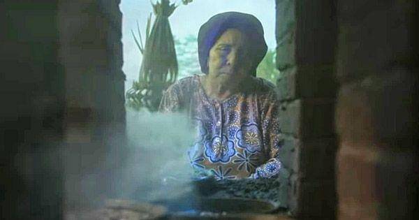 Bu Sundari meletakkan sesajen ( Dok. MD Pictures / KKN di Desa Penari )