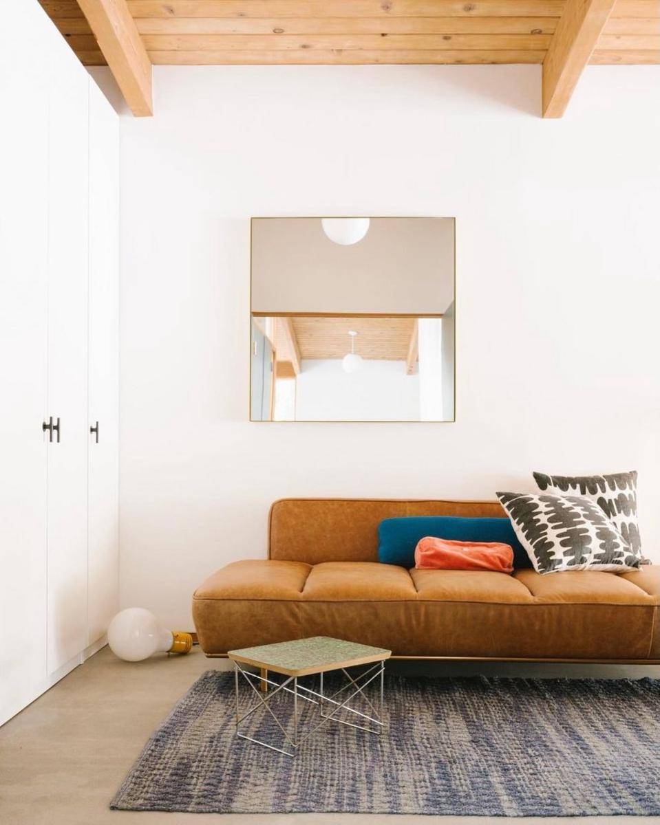 bantal dekorasi di ruang tamu (instagram.com/dwellmagazine)