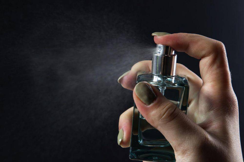 ilustrasi penggunaan parfum (pixabay.com/avakaphoto)