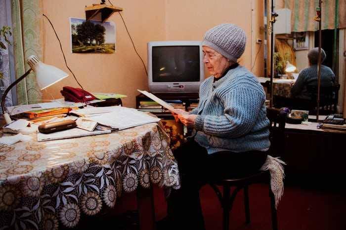potret seorang nenek (unsplash.com/Mariia Chalaya)