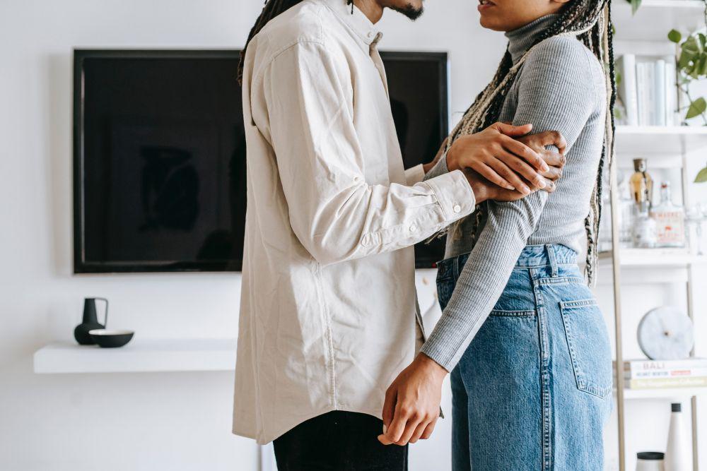 4 Zodiak Posesif Tingkat Dewa ke Pasangannya, Masa Sih?