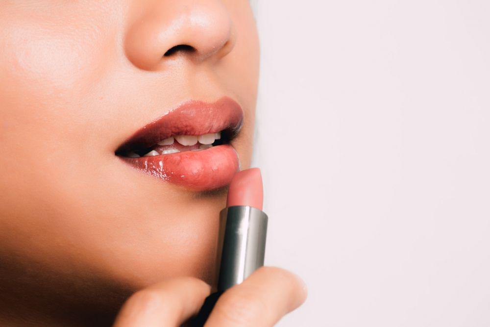 9 Cara Mencegah Bibir Kering dan Pecah-pecah, Bukan Dikelupas