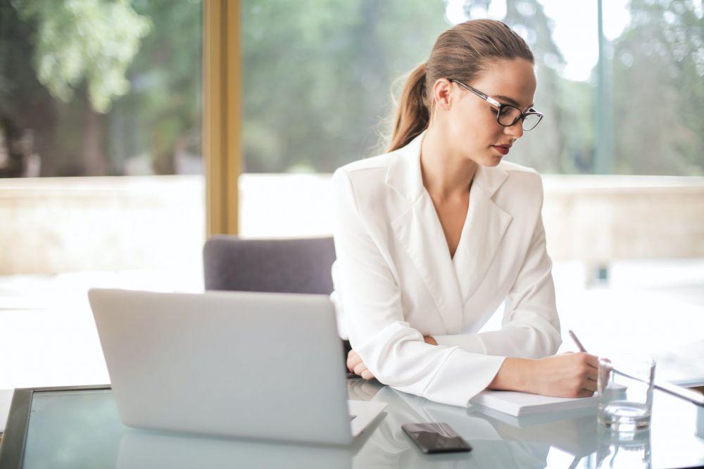 6 Hal yang Seharusnya Gak Kamu Pakai ke Kantor, Bikin Gak Nyaman!