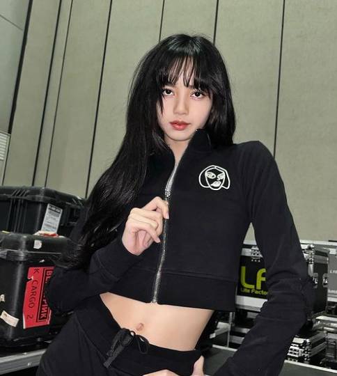 Lisa (https://www.instagram.com/lalalalisa_m/)