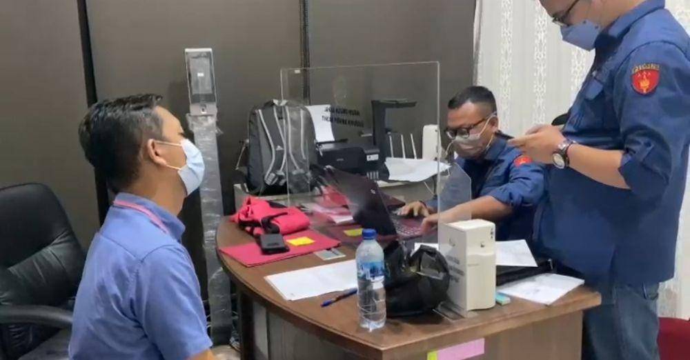 Analis Perdagangan Ahli Muda pada Direktorat Impor Dirjen Daglu Kementerian Perdagangan, Tahan Banurea, ketika diperiksa di Kejaksaan Agung, 20 Mei 2022. (Dokumentasi Kejaksaan Agung)