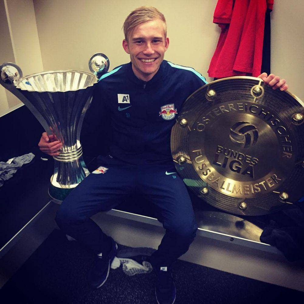Konrad Laimer bersama trofi juara Liga Austria dan Austrian Cup (instagram.com/konradlaimer)