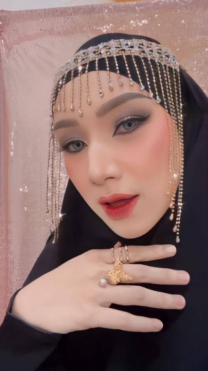 potret Indri Giana kenakan makeup Arabian Look (https://www.instagram.com/_indrigiana_)