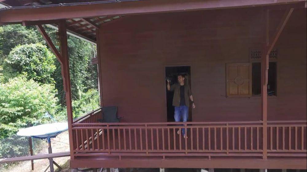 potret rumah Andrew Kalaweit (youtube.com/chaneekalaweit)