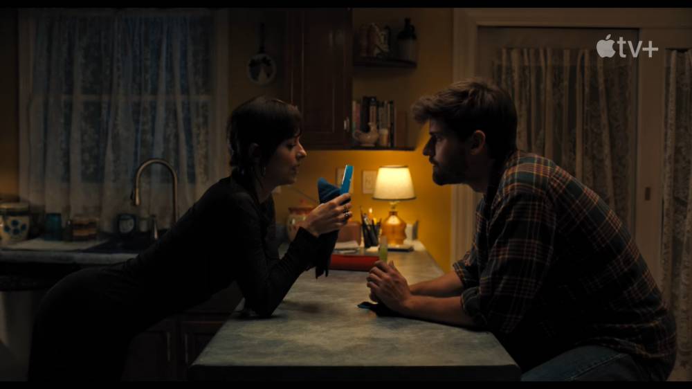 Dakota Johnson dan Cooper Raiff di cuplikan film Cha Cha Real Smooth (youtube.com/Apple TV)