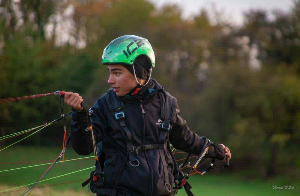 potret Andrew Kalaweit jadi pilot paramotor (instagram.com/andrewkalaweit)