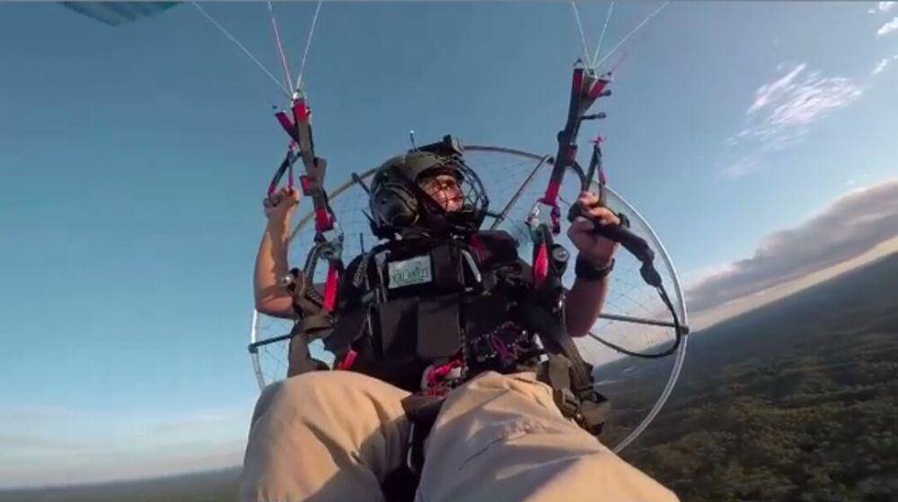 potret Andrew Kalaweit jadi pilot paramotor (instagram.com/andrewkalaweit)