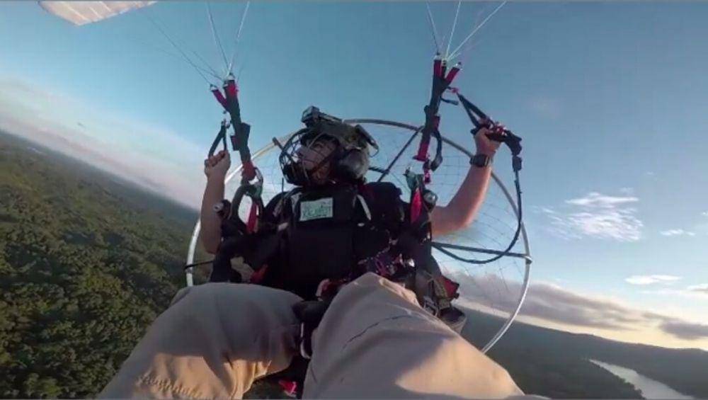 potret Andrew Kalaweit jadi pilot paramotor (instagram.com/andrewkalaweit)