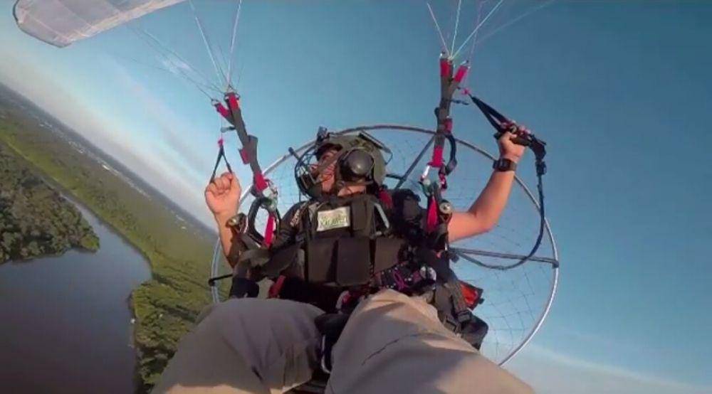 potret Andrew Kalaweit jadi pilot paramotor (instagram.com/andrewkalaweit)