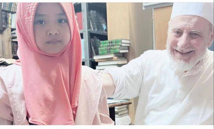 Potret Maryam, putri Oki Setiana Dewi bersama Prof. Dr. Rifat Fauzi. Instagram.com/okisetianadewi