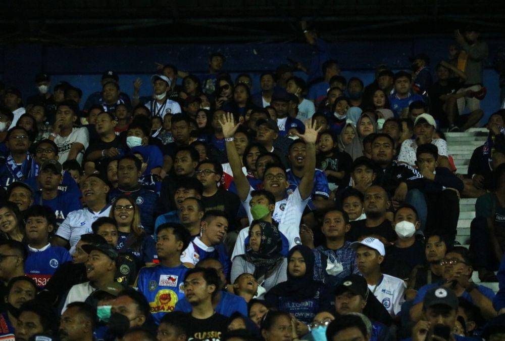 Aremania kembali bersuka cita bisa menyaksikan laga di Stadion Kanjuruhan setalah dua tahun vakum. IDN Times/Alfi Ramadana