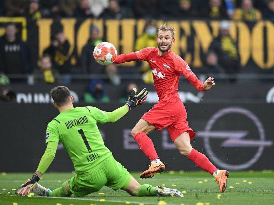 Konrad Laimer saat mencetak gol ke gawang Gregor Kobel (instagram.com/konradlaimer)