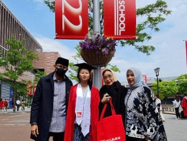 potret wisuda Amyra anak Sandiaga Uno (instagram.com/sandiuno)