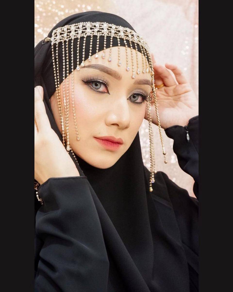 potret Indri Giana kenakan makeup Arabian Look (https://www.instagram.com/_indrigiana_)