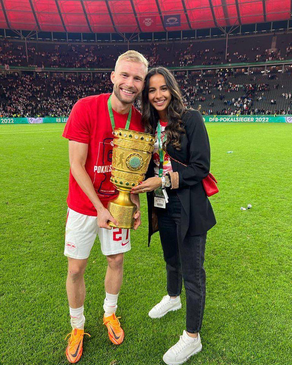 Potret Konrad Laimer dan pasangan bersama trofi DFB Pokal (instagram.com/konradlaimer)