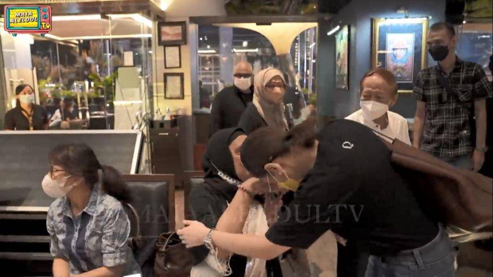 Maia ketemu mantan ibu mertua (youtube/Maia AlElDul TV)