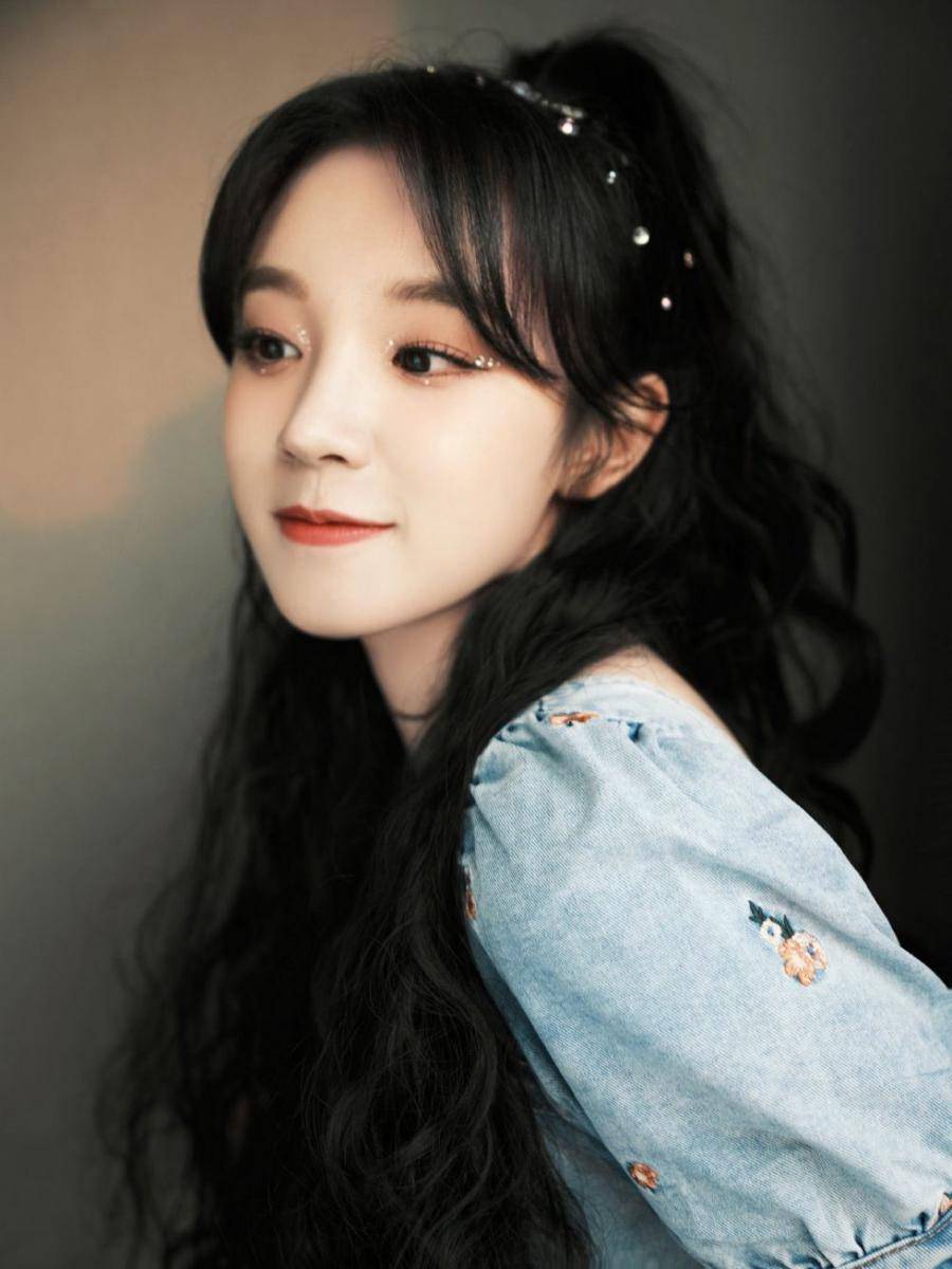 hair styling Yuqi (G)I-DLE (twitter.com/gidle_updates)
