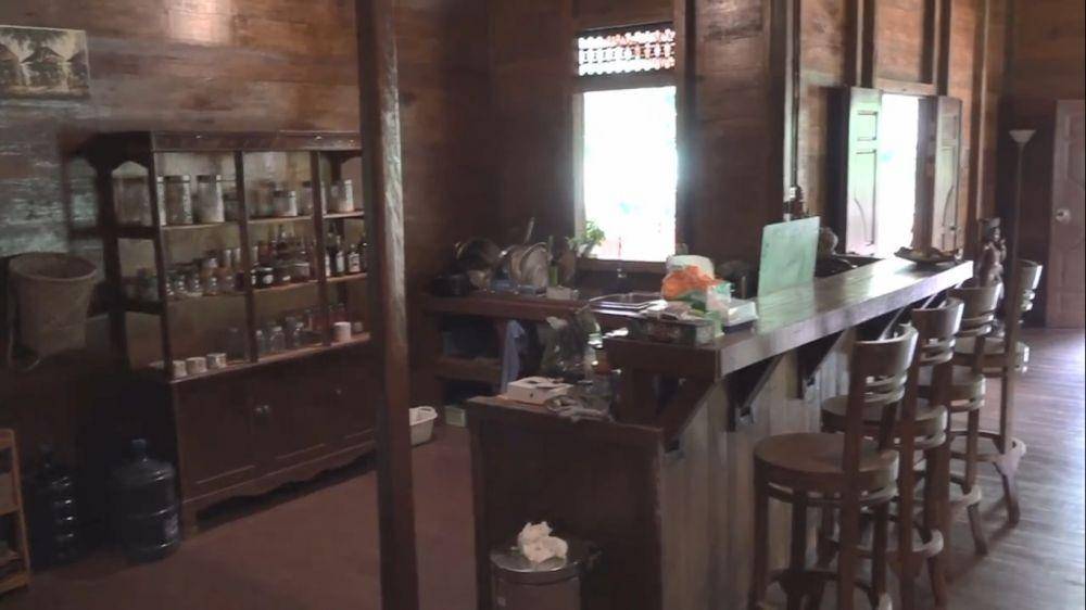 potret rumah Andrew Kalaweit (youtube.com/chaneekalaweit)