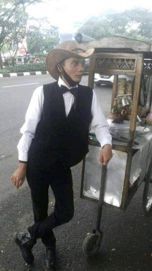 outfit penjual kelewat modis (twitter.com/txtdarigajelas)