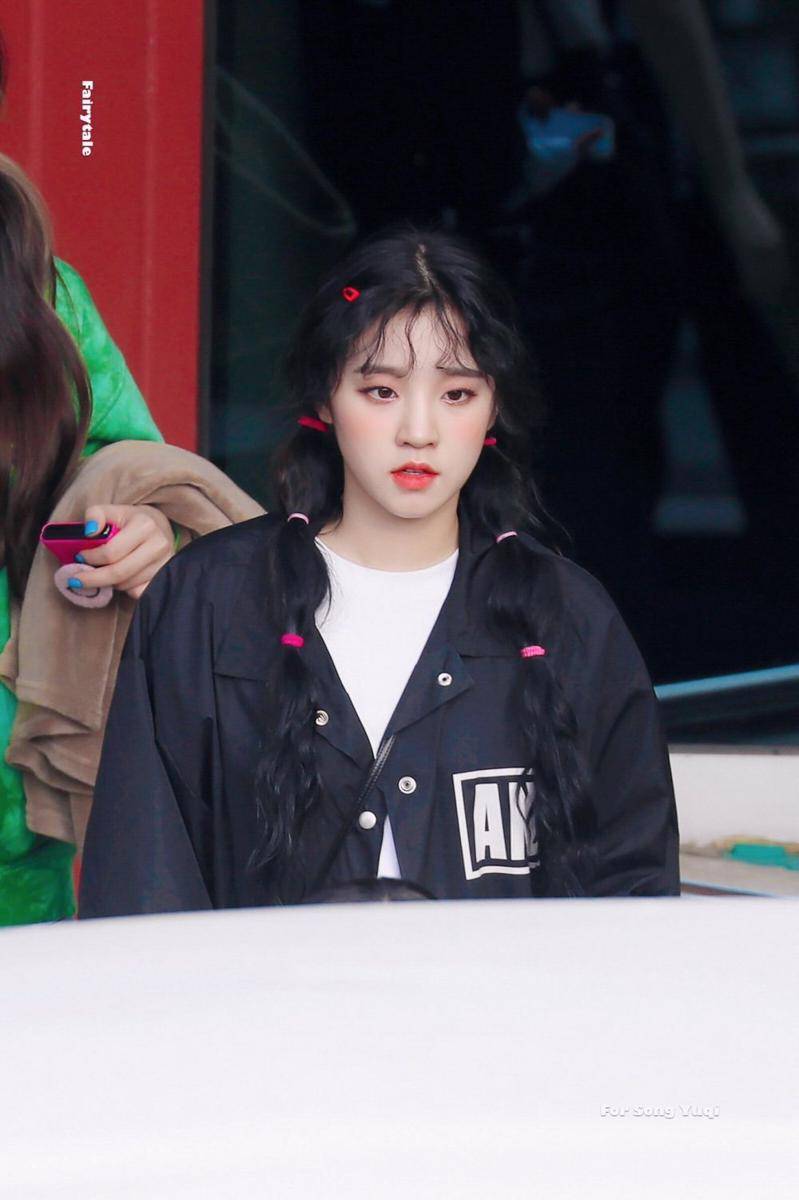 hair styling Yuqi (G)I-DLE (twitter.com/idlepics)