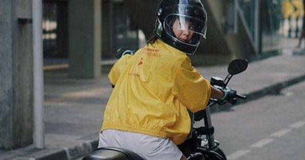 Adinda Thomas menunggangi motor besar ( Dok. instagram.com/adindathomas )