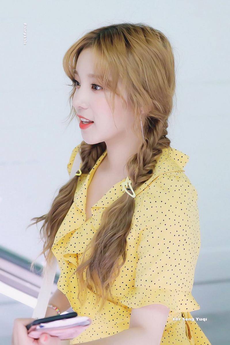 hair styling Yuqi (G)I-DLE (twitter.com/idlepics)
