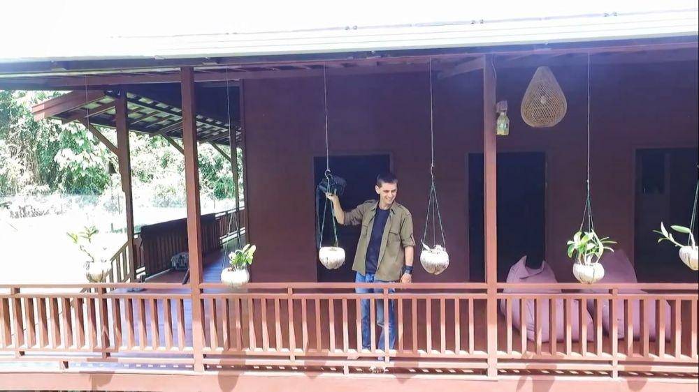 potret rumah Andrew Kalaweit (youtube.com/chaneekalaweit)