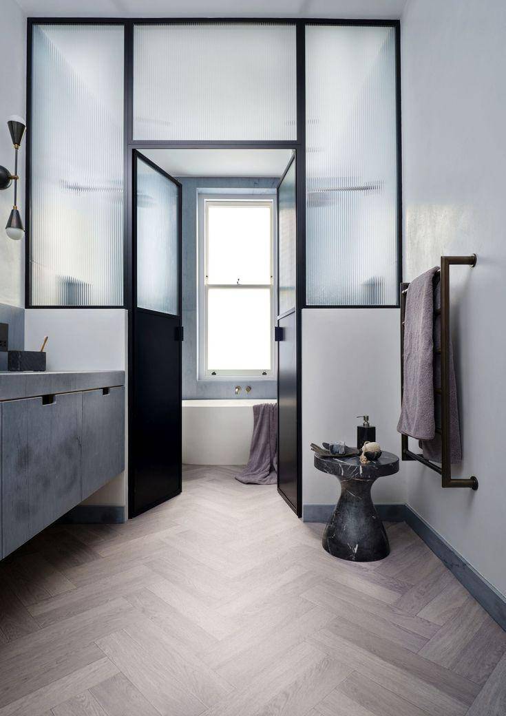 ilustrasi kamar mandi abu-abu (pinterest.com/House Beautiful)