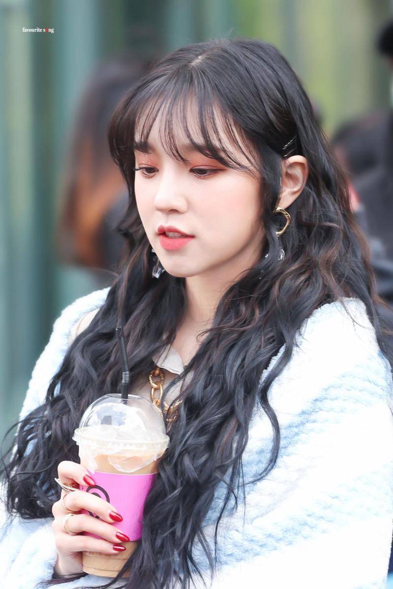 hair styling Yuqi (G)I-DLE (twitter.com/favouritesyq)