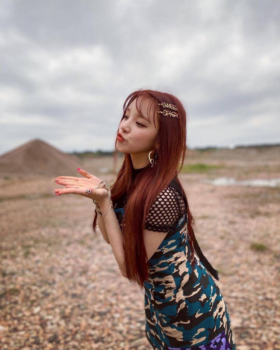 hair styling Yuqi (G)I-DLE (twitter.com/g_i_dle)