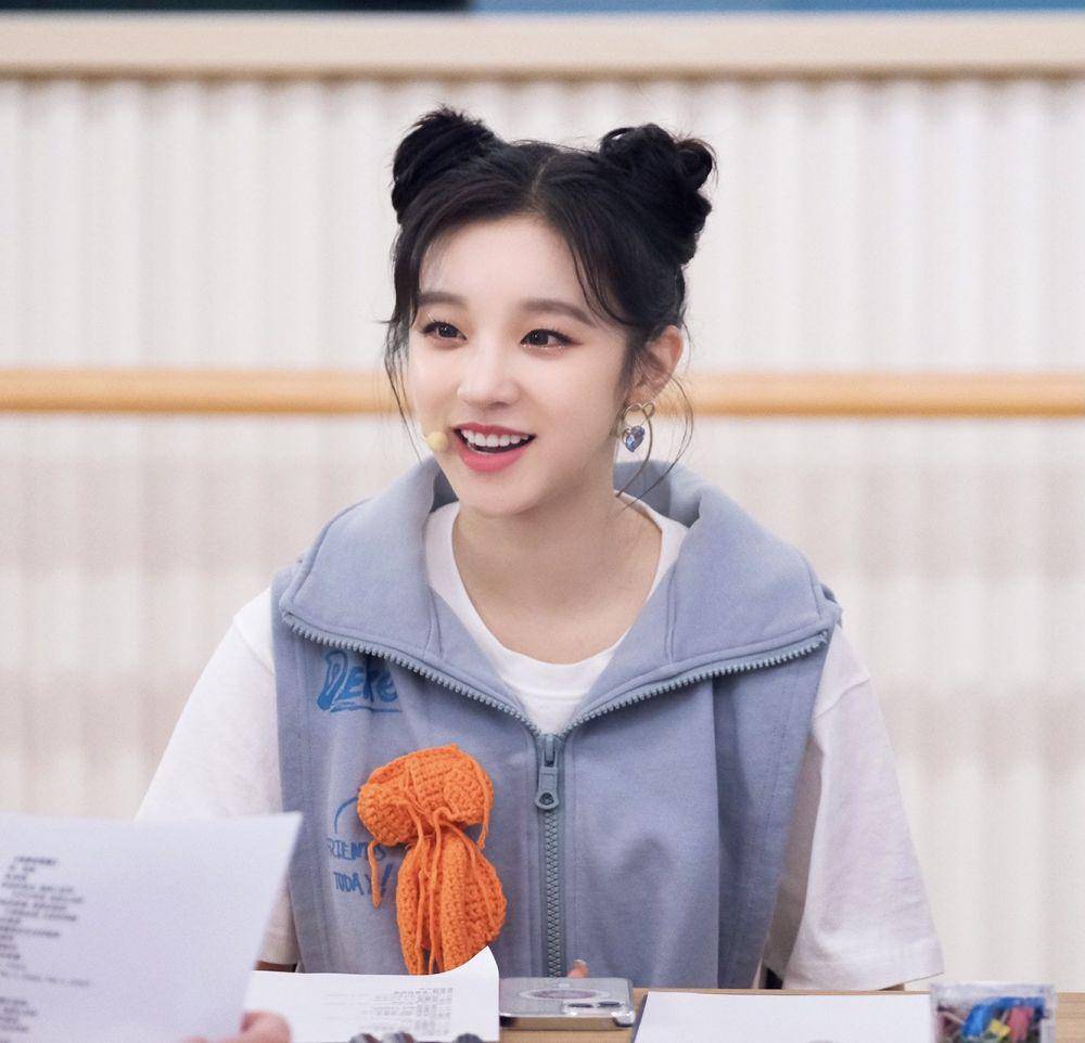 hair styling Yuqi (G)I-DLE (twitter.com/g_i_dle)