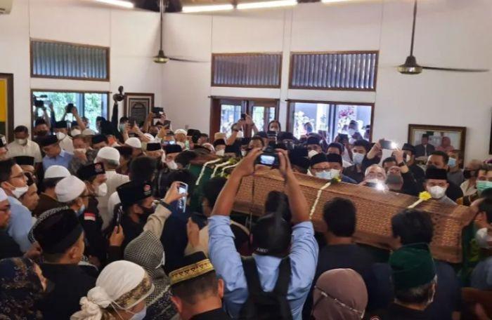 Fahmi Idris Dimakamkan Satu Liang Lahat dengan Istri Pertama