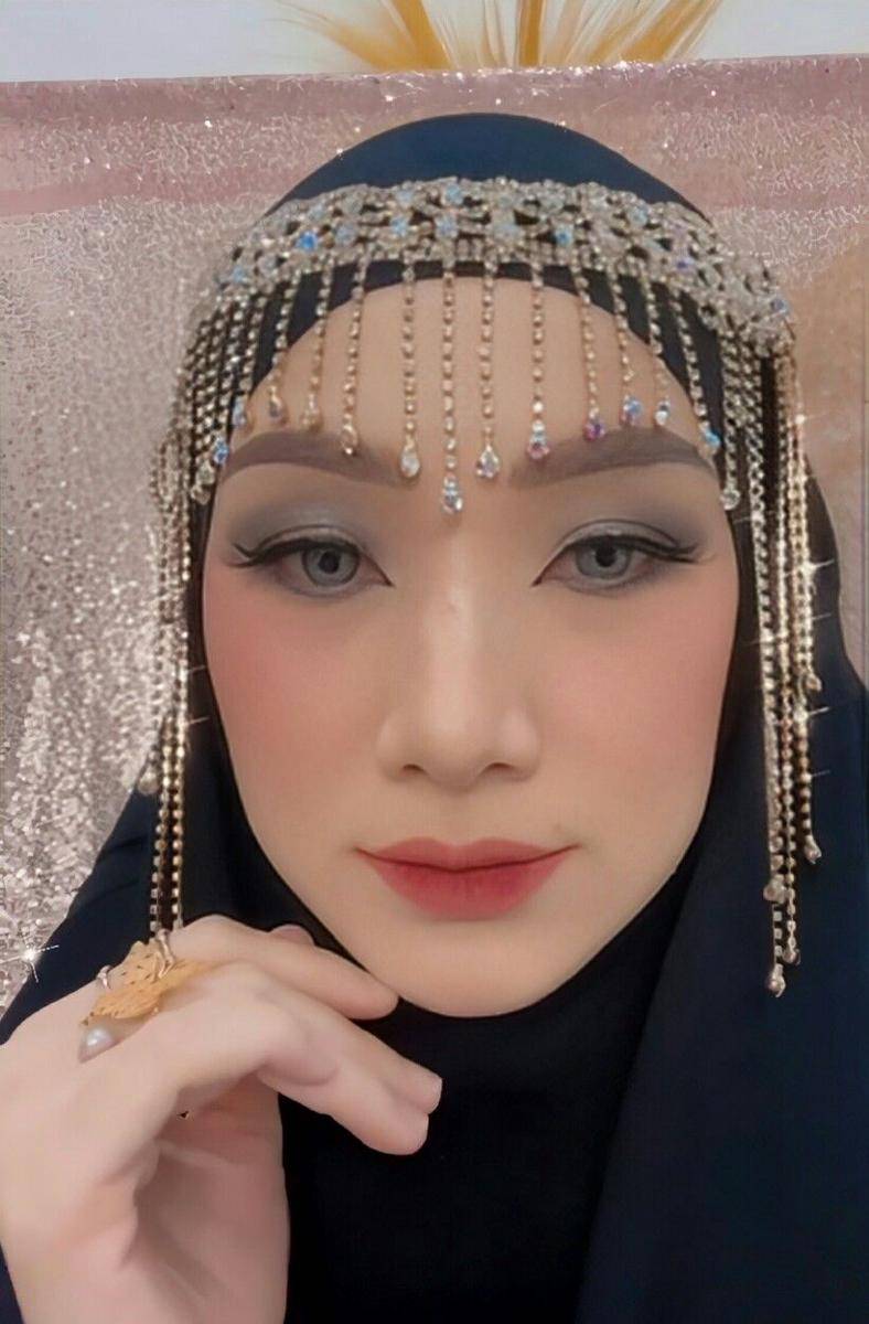 potret Indri Giana kenakan makeup Arabian Look (https://www.instagram.com/_indrigiana_)