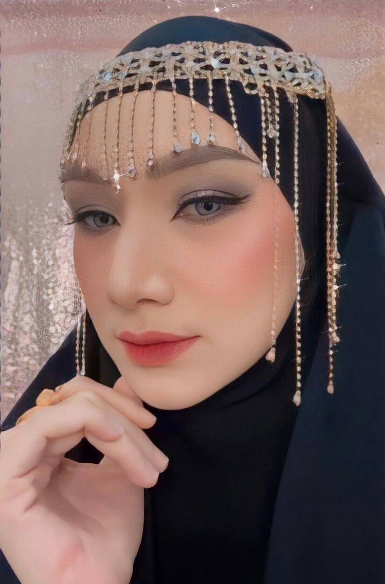 potret Indri Giana kenakan makeup Arabian Look (https://www.instagram.com/_indrigiana_)